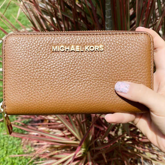 Michael Kors Handbags - Michael kors jet set travel wallet luggage leather